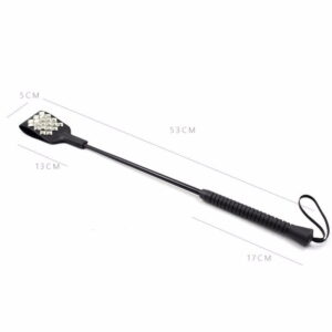 BDSM bičík z koženky se cvočky