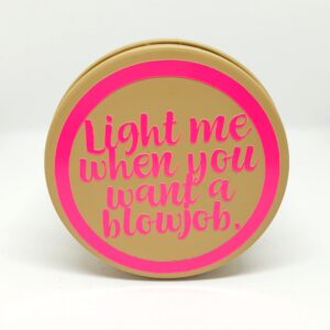 Vonná svíčka v plechovce s lascivním vzkazem - Amber Doux